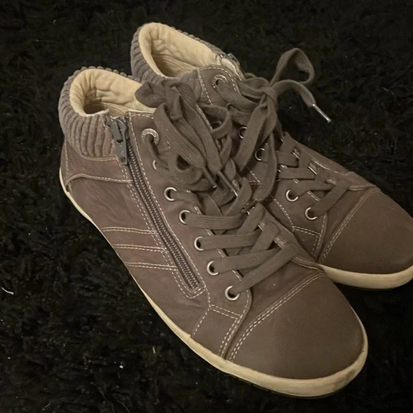 Women’s 9.5 Gray Taos Canvas Sneaker
Great Condition. Fits like a 9 - Picture 3 of 3